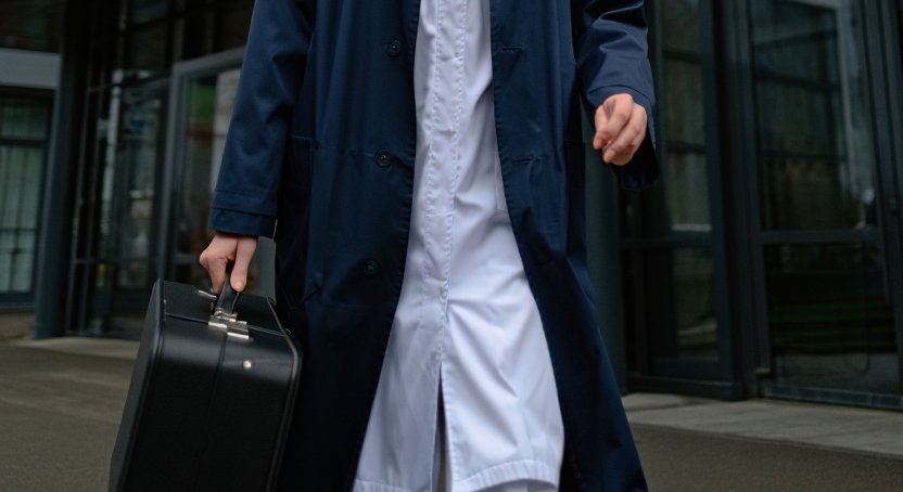 Врач клиники приезжает на вызов к пациенту